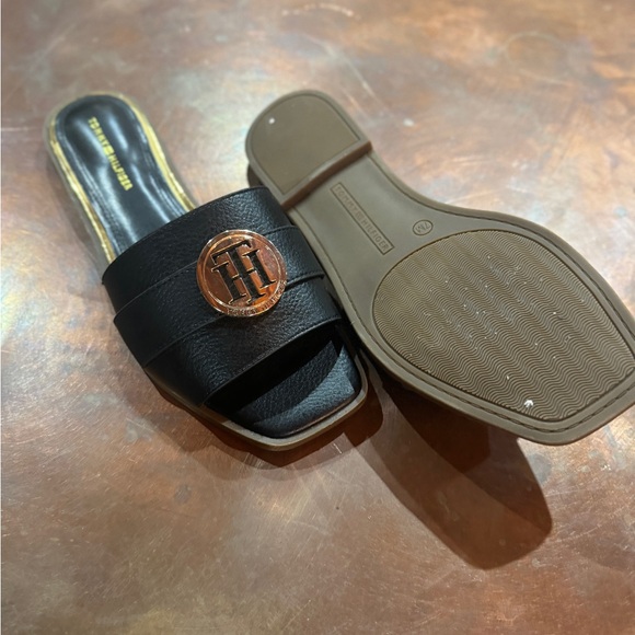 TOMMY HILFIGER Paliana Monogram Medallion Slide Sandal In Black Size US 7 - Picture 2 of 2